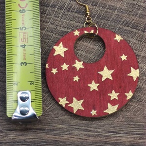 Karácsonyi fülbevaló - fából, csillagokkal - ékszer - fülbevaló - lógós kerek fülbevaló - Meska.hu