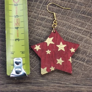 Karácsonyi fülbevaló - fából, csillagokkal - ékszer - fülbevaló - lógós kerek fülbevaló - Meska.hu