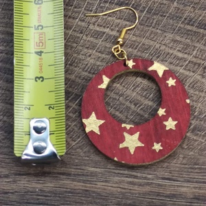 Karácsonyi fülbevaló - fából, csillagokkal - ékszer - fülbevaló - lógós kerek fülbevaló - Meska.hu