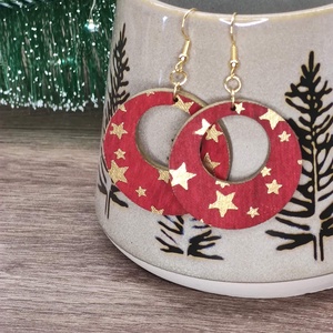 Karácsonyi fülbevaló - fából, csillagokkal, Ékszer, Fülbevaló, Lógós kerek fülbevaló, Famegmunkálás, Ékszerkészítés, MESKA