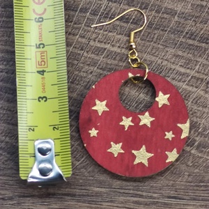 Karácsonyi fülbevaló - fából, csillagokkal - ékszer - fülbevaló - lógós kerek fülbevaló - Meska.hu