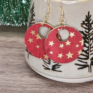 Karácsonyi fülbevaló - fából, csillagokkal, Ékszer, Fülbevaló, Lógós kerek fülbevaló, Famegmunkálás, Ékszerkészítés, MESKA