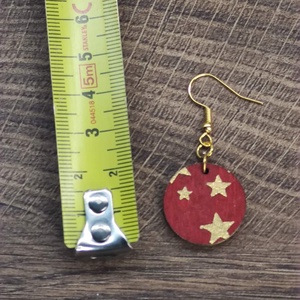 Karácsonyi fülbevaló - fából, csillagokkal - ékszer - fülbevaló - lógós kerek fülbevaló - Meska.hu