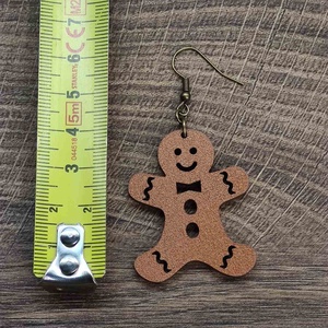 Karácsonyi fülbevaló - fából, mézeskalácsemberrel, Mézi - ékszer - fülbevaló - lógó fülbevaló - Meska.hu