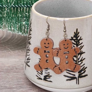 Karácsonyi fülbevaló - fából, mézeskalácsemberrel, Mézi, Ékszer, Fülbevaló, Lógó fülbevaló, Famegmunkálás, Ékszerkészítés, MESKA