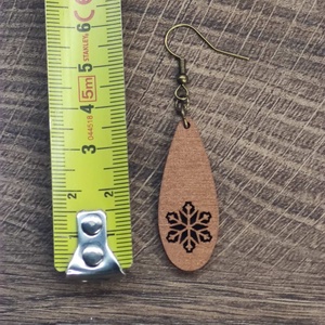 Karácsonyi fülbevaló - fából, hópehely mintával - ékszer - fülbevaló - lógó csepp fülbevaló - Meska.hu