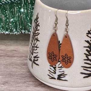 Karácsonyi fülbevaló - fából, hópehely mintával, Ékszer, Fülbevaló, Lógó csepp fülbevaló, Famegmunkálás, Ékszerkészítés, MESKA