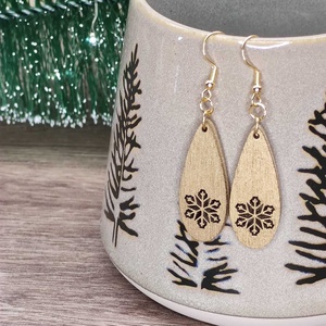 Karácsonyi fülbevaló - fából, hópehely mintával, Ékszer, Fülbevaló, Lógó csepp fülbevaló, Famegmunkálás, Ékszerkészítés, MESKA