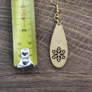 Karácsonyi fülbevaló - fából, hópehely mintával - ékszer - fülbevaló - lógó csepp fülbevaló - Meska.hu