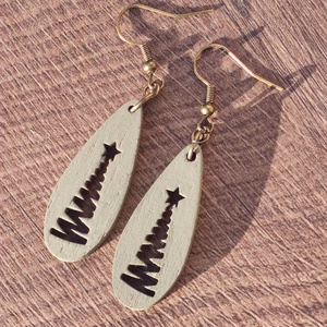 Karácsonyi fülbevaló - fából, karácsonyfa mintával - ékszer - fülbevaló - lógó csepp fülbevaló - Meska.hu