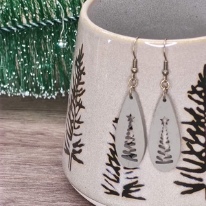 Karácsonyi fülbevaló - fából, karácsonyfa mintával, Ékszer, Fülbevaló, Lógó csepp fülbevaló, Famegmunkálás, Ékszerkészítés, MESKA