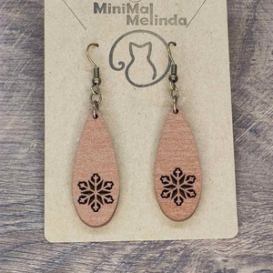 Karácsonyi fülbevaló - fából, hópehely mintával - ékszer - fülbevaló - lógó csepp fülbevaló - Meska.hu