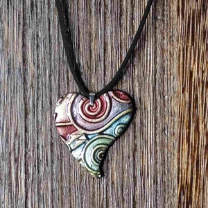 Szívörvény � kézzel készült nyaklánc süthető gyurmából - ékszer - nyaklánc - medálos nyaklánc - Meska.hu