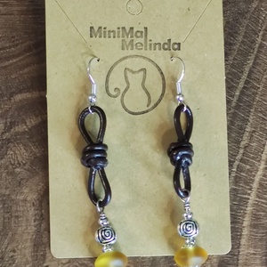 Gyöngyös bőr fülbevaló - ékszer - fülbevaló - lógó fülbevaló - Meska.hu