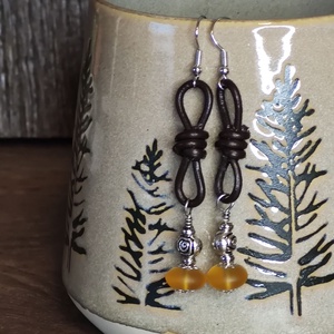 Gyöngyös bőr fülbevaló - ékszer - fülbevaló - lógó fülbevaló - Meska.hu