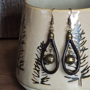 Gyöngyös bőr fülbevaló - ékszer - fülbevaló - lógó fülbevaló - Meska.hu