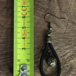 Gyöngyös bőr fülbevaló - ékszer - fülbevaló - lógó fülbevaló - Meska.hu