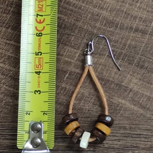 Bőr fülbevaló fa gyöngyökkel - ékszer - fülbevaló - lógó fülbevaló - Meska.hu