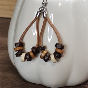 Bőr fülbevaló fa gyöngyökkel - Meska.hu
