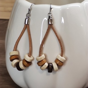 Bőr fülbevaló fa gyöngyökkel, Ékszer, Fülbevaló, Lógó fülbevaló, Ékszerkészítés, Bőrművesség, MESKA