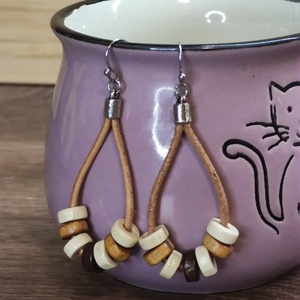 Bőr fülbevaló fa gyöngyökkel - ékszer - fülbevaló - lógó fülbevaló - Meska.hu