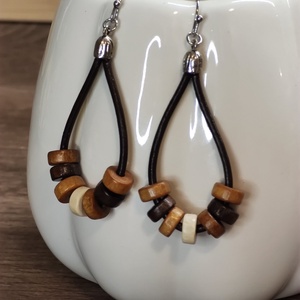 Bőr fülbevaló fa gyöngyökkel, Ékszer, Fülbevaló, Lógó fülbevaló, Ékszerkészítés, Bőrművesség, MESKA