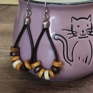 Bőr fülbevaló fa gyöngyökkel - ékszer - fülbevaló - lógó fülbevaló - Meska.hu