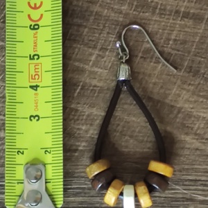 Bőr fülbevaló fa gyöngyökkel - ékszer - fülbevaló - lógó fülbevaló - Meska.hu