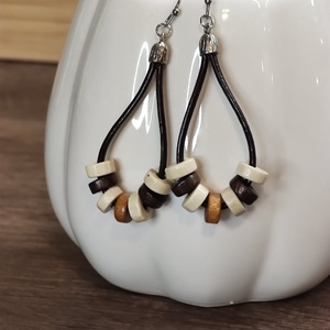 Bőr fülbevaló fa gyöngyökkel, Ékszer, Fülbevaló, Lógó fülbevaló, Ékszerkészítés, Bőrművesség, MESKA