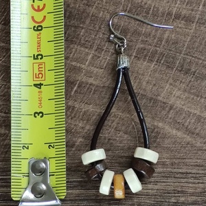 Bőr fülbevaló fa gyöngyökkel - ékszer - fülbevaló - lógó fülbevaló - Meska.hu