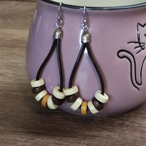 Bőr fülbevaló fa gyöngyökkel - ékszer - fülbevaló - lógó fülbevaló - Meska.hu