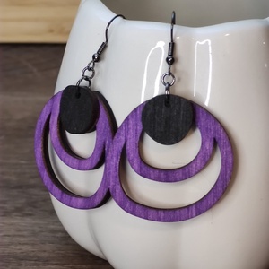 Kétszínű fa fülbevaló - lila+fekete - ékszer - fülbevaló - lógó fülbevaló - Meska.hu