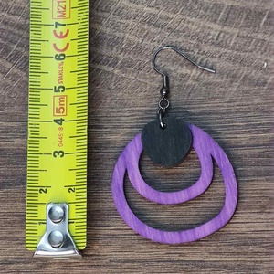 Kétszínű fa fülbevaló - lila+fekete - ékszer - fülbevaló - lógó fülbevaló - Meska.hu