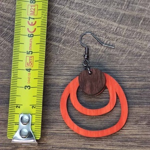 Kétszínű fa fülbevaló - narancspiros+barna - ékszer - fülbevaló - lógó fülbevaló - Meska.hu