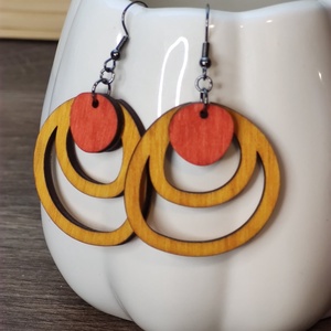 Kétszínű fa fülbevaló - sárga+narancspiros - ékszer - fülbevaló - lógó fülbevaló - Meska.hu