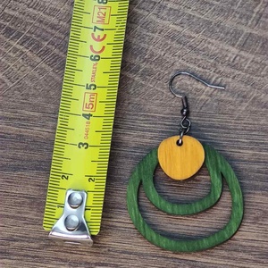 Kétszínű fa fülbevaló - zöld+sárga - ékszer - fülbevaló - lógó fülbevaló - Meska.hu