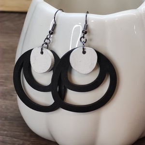 Kétszínű fa fülbevaló - fekete+fehér - ékszer - fülbevaló - lógó fülbevaló - Meska.hu