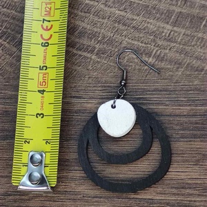 Kétszínű fa fülbevaló - fekete+fehér - ékszer - fülbevaló - lógó fülbevaló - Meska.hu