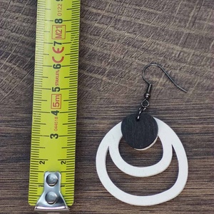 Kétszínű fa fülbevaló - fehér+fekete - ékszer - fülbevaló - lógó fülbevaló - Meska.hu