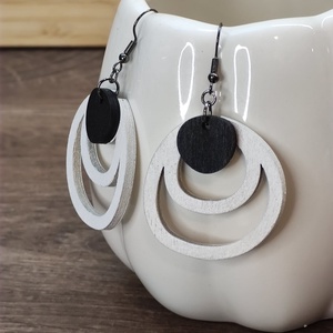 Kétszínű fa fülbevaló - fehér+fekete - ékszer - fülbevaló - lógó fülbevaló - Meska.hu