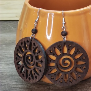 Napvirág � sötétbarna fa fülbevaló, Ékszer, Fülbevaló, Lógós kerek fülbevaló, Famegmunkálás, MESKA