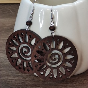 Napvirág � sötétbarna fa fülbevaló - ékszer - fülbevaló - lógós kerek fülbevaló - Meska.hu
