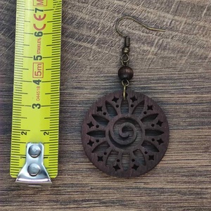 Napvirág � sötétbarna fa fülbevaló, kicsi - ékszer - fülbevaló - lógós kerek fülbevaló - Meska.hu