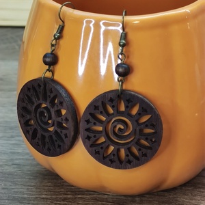 Napvirág � sötétbarna fa fülbevaló, kicsi, Ékszer, Fülbevaló, Lógós kerek fülbevaló, Famegmunkálás, MESKA