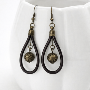 Gyöngyös bőr fülbevaló, Ékszer, Fülbevaló, Lógó fülbevaló, Ékszerkészítés, Bőrművesség, MESKA