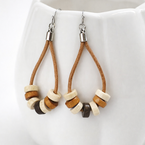 Bőr fülbevaló fa gyöngyökkel, Ékszer, Fülbevaló, Lógó fülbevaló, Ékszerkészítés, Bőrművesség, MESKA