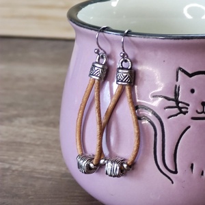 Bőr fülbevaló fém gyöngyökkel - ékszer - fülbevaló - lógó fülbevaló - Meska.hu