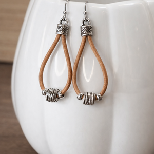 Bőr fülbevaló fém gyöngyökkel, Ékszer, Fülbevaló, Lógó fülbevaló, Ékszerkészítés, Bőrművesség, MESKA