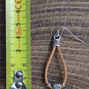 Bőr fülbevaló fém gyöngyökkel - ékszer - fülbevaló - lógó fülbevaló - Meska.hu