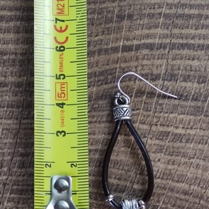 Bőr fülbevaló fém gyöngyökkel - ékszer - fülbevaló - lógó fülbevaló - Meska.hu